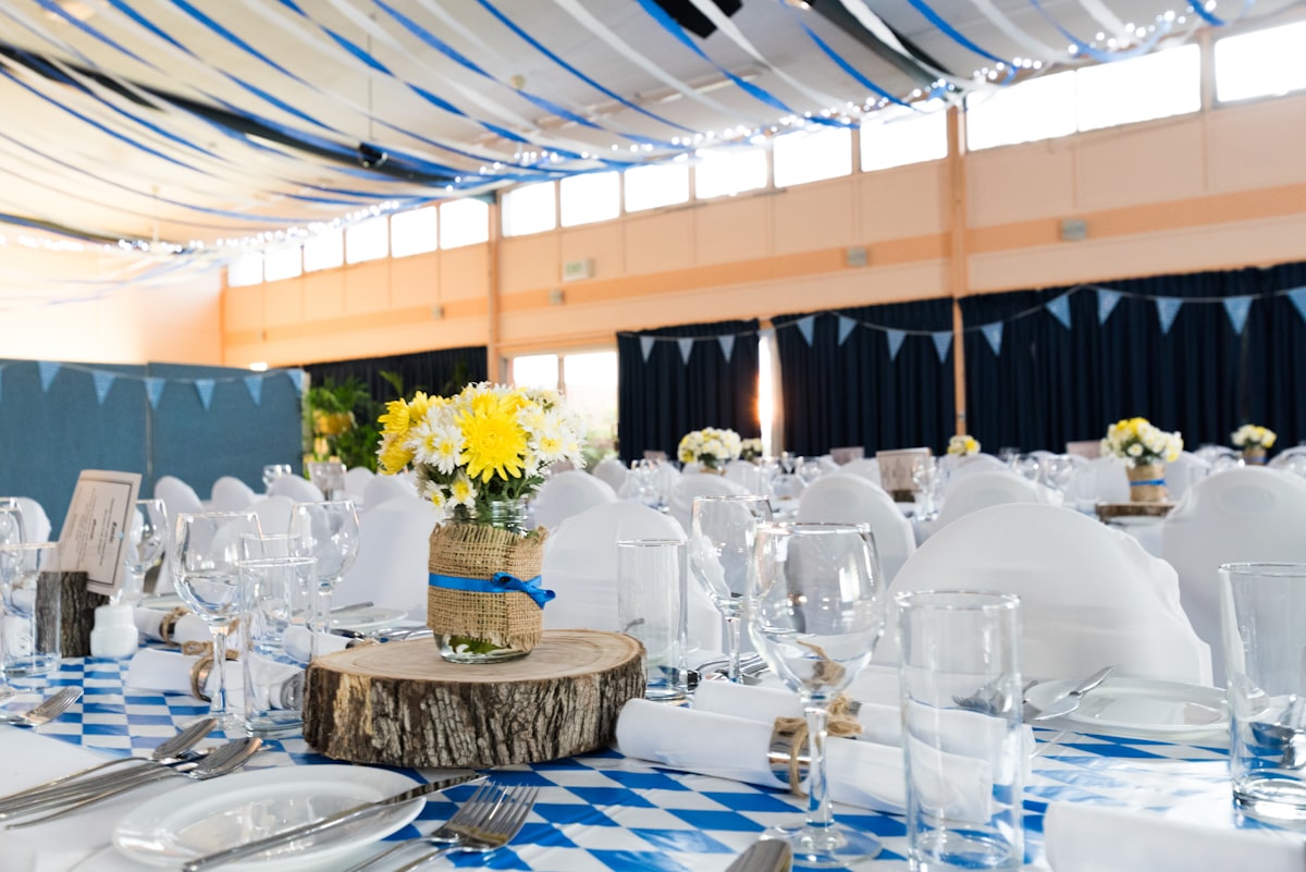 Salón decorado con mesas listas para la fiesta